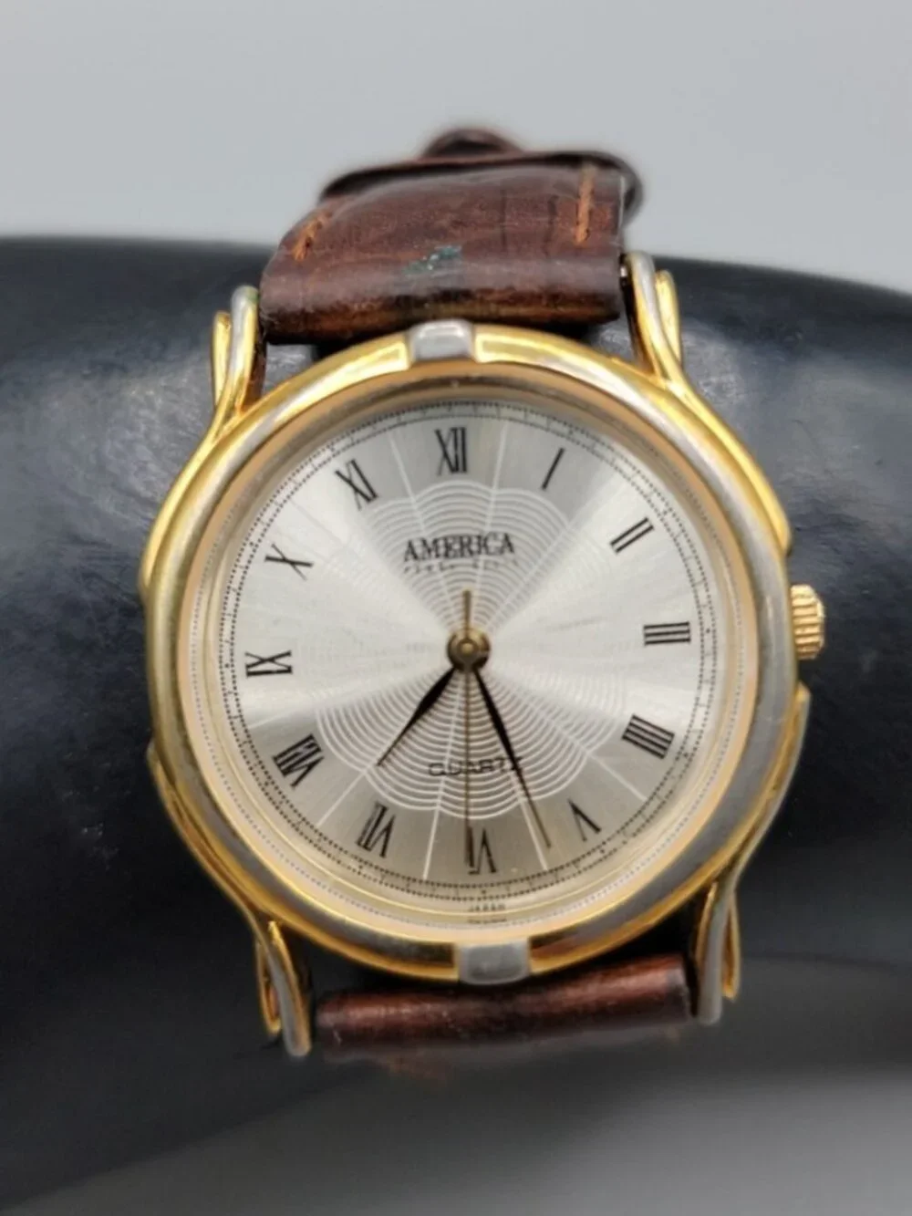 Vintage America Perry Ellis Quartz Watch 32mm Gold Case Brown Leather 7.5